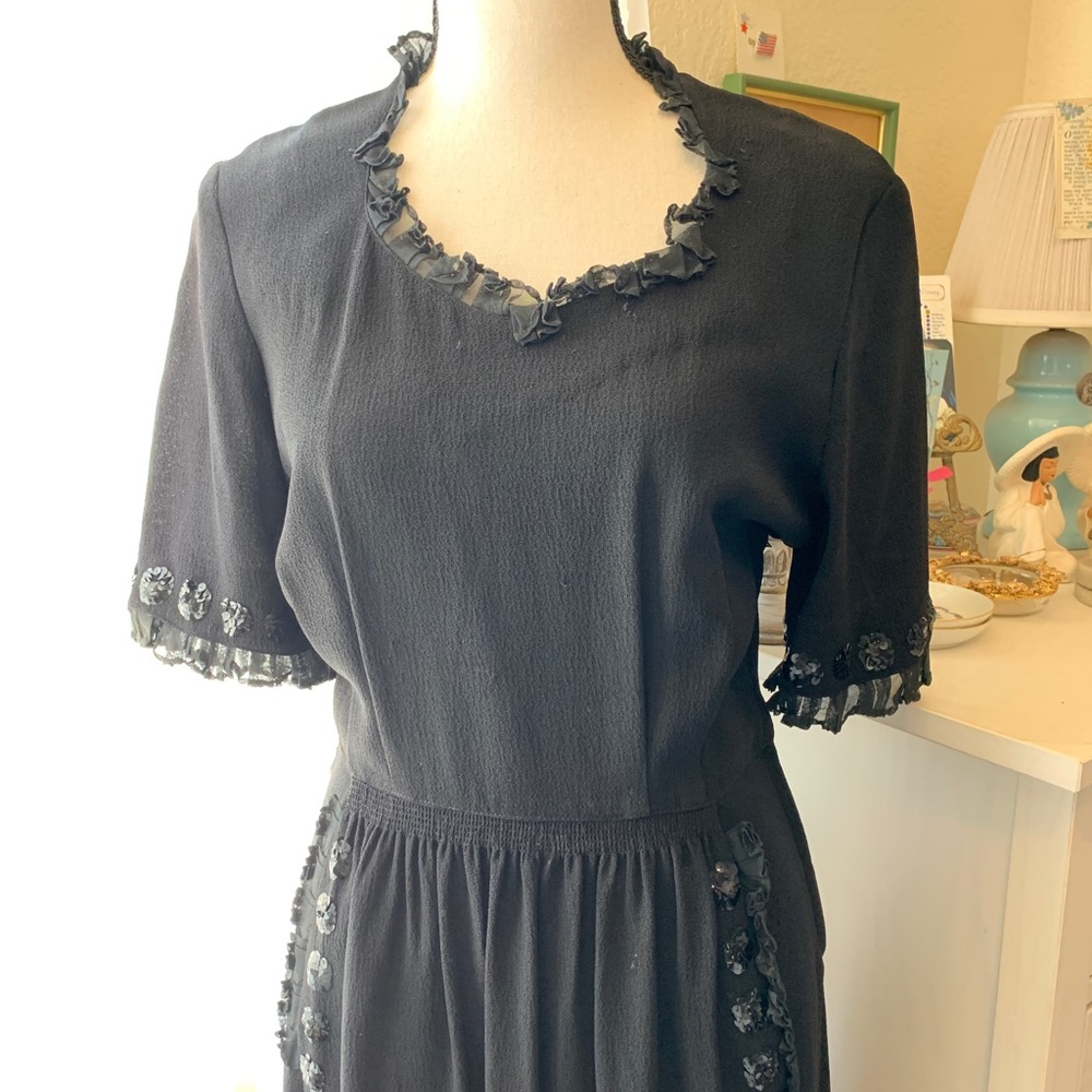 VINTAGE handmade OOK 1940s Black with tulle ruffles & black sequin rosettes 🌹🤩